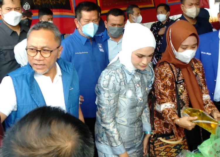 Bagi-bagi Minyak Goreng Gratis, Mendag Zulhas Promosikan Putrinya