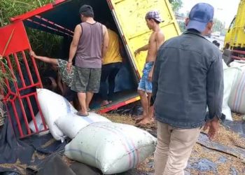 Kehilangan Keseimbangan, Truk Muatan Kopi Terguling di Jalan Soekarno-Hatta