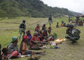 Aksi Satgas Satuan Organik Yonif Raider 321/GT Bangkitkan Perekonomian Masyarakat di Pasar Mbua