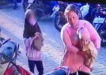 Terekam CCTV, Aksi Ibu dan Anak Curi Ponsel di Minimarket di Bandar Lampung