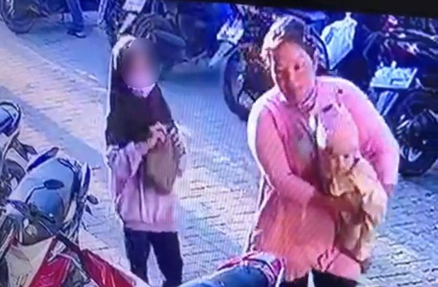 Terekam CCTV, Aksi Ibu dan Anak Curi Ponsel di Minimarket di Bandar Lampung