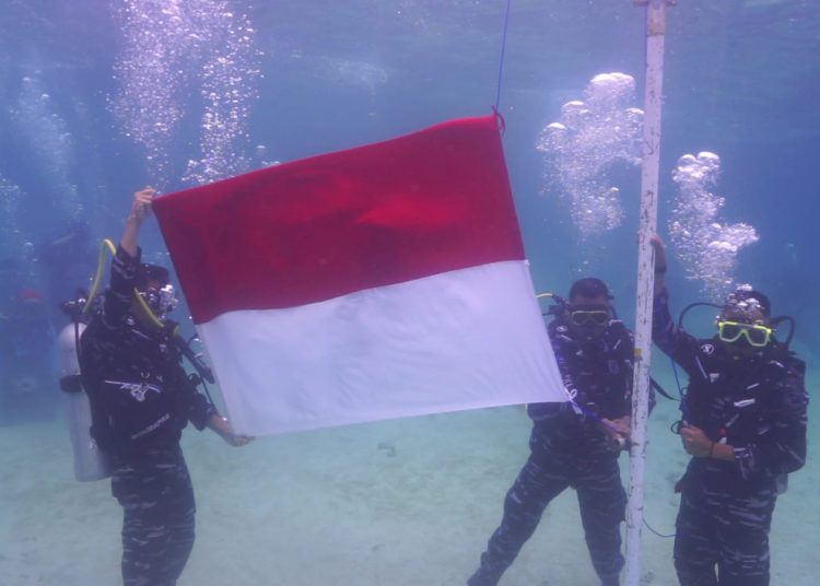 Brigif 4 Marinir Kibarkan Bendera Merah Putih di Pulau Pahawang, Lampung