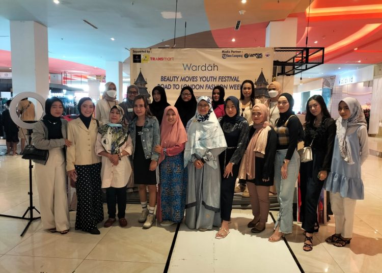 Wardah Lampung Gelar London Fashion Week di Transmart, Bandar Lampung