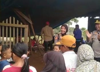 Polisi Beri Trauma Healing Kepada Anak-anak Korban Longsor di Lampung Barat