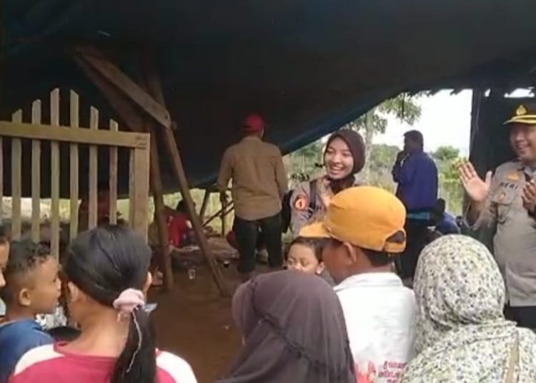 Polisi Beri Trauma Healing Kepada Anak-anak Korban Longsor di Lampung Barat