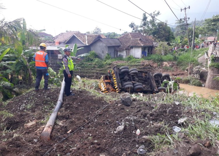 Rem Blong, Truk Crane Terjun Bebas hingga Tabrak Pengendara Motor di Tarahan