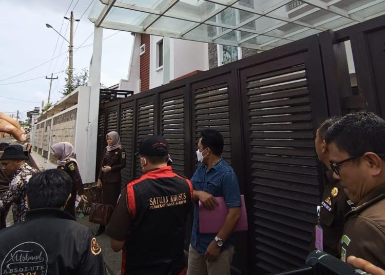 Kejati Geledah Rumah Tiga Tersangka Korupsi Retribusi Sampah DLH Bandar Lampung