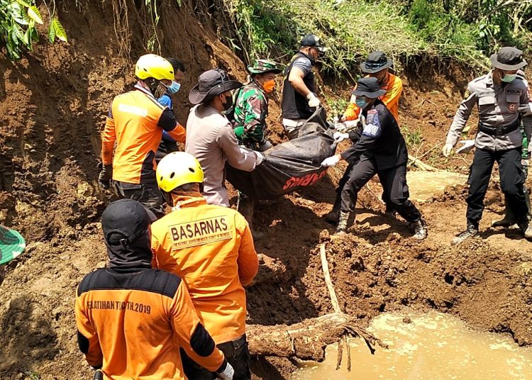 Jenazah Anak Tertimbun Longsor di Way Kanan, Ditemukan di Bawah Kaki Ibunya