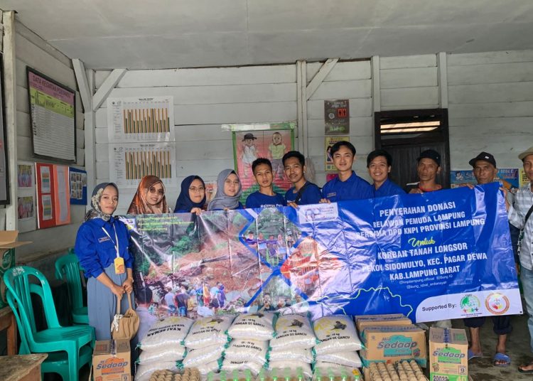 DPD KNPI Provinsi Lampung Bersama BEM Teknokrat Serahkan Donasi ke Lampung Barat