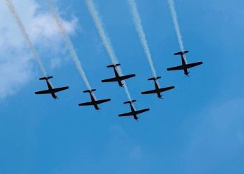 Detik-detik Jupiter Aerobatic Team Manuver di Langit Lampung