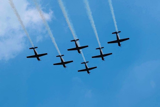 Detik-detik Jupiter Aerobatic Team Manuver di Langit Lampung