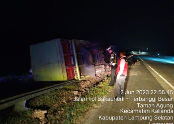 Diduga Mengantuk, Truk Muatan Batu Bara Terguling di Tol Lampung
