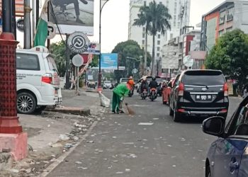 Jalan Sehat HUT Bandar Lampung ke-341 Sisakan Sampah di Sekitar Tugu Adipura