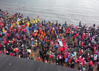 Penampakan Ribuan Orang Bersihkan Sampah Pantai Sukaraja, Bandar Lampung