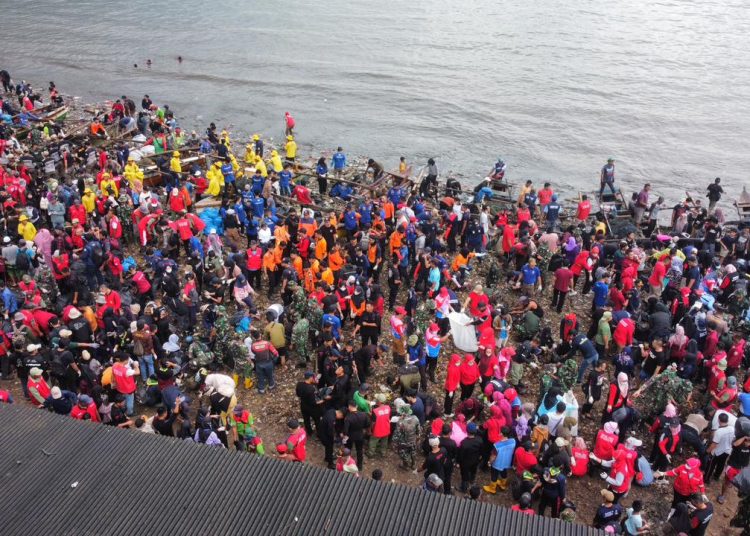 Penampakan Ribuan Orang Bersihkan Sampah Pantai Sukaraja, Bandar Lampung