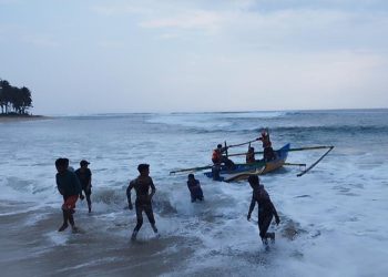 Ombak Besar di Pesisir Barat Kembali Telan Korban, Kini Nelayan Hilang