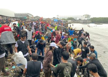Kata Pandawara Group Saat Bersih-bersih Sampah Pantai Sukaraja Bandar Lampung