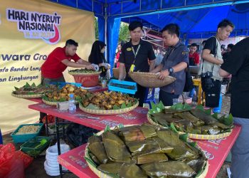 Seruit Buk Lin Bagikan 1.000 Makanan untuk Warga yang Hadir di Pantai Sukaraja