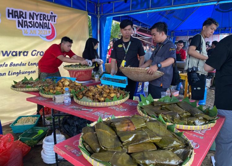 Seruit Buk Lin Bagikan 1.000 Makanan untuk Warga yang Hadir di Pantai Sukaraja